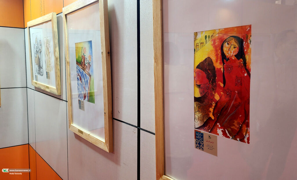 بازدید کارشناسان و مربیان کانون قم از دهمین دوسالانه ملی هنرهای تجسمی