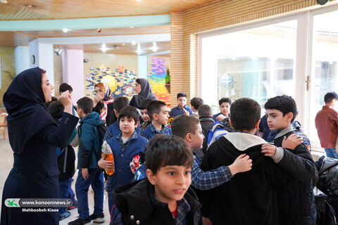 بازدید کودکان، نوجوانان و مربیان از نمایشگاه هنرهای تجسمی کانون