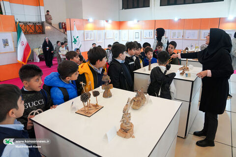 بازدید کودکان، نوجوانان و مربیان از نمایشگاه هنرهای تجسمی کانون