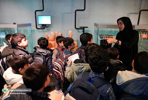 بازدید کودکان، نوجوانان و مربیان از نمایشگاه هنرهای تجسمی کانون