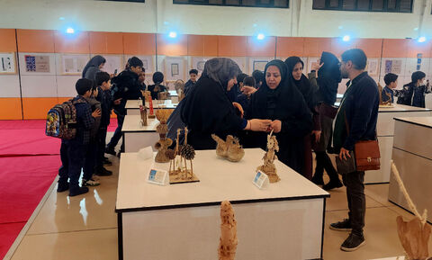 اردوی یک‌روزه کارشناسان و مربیان کانون قم با بازدید از دهمین دوسالانه هنرهای تجسمی و تماشای نمایش «آرزوی بزرگ»