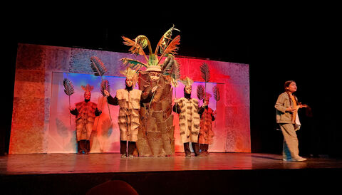 اردوی یک‌روزه کارشناسان و مربیان کانون قم با بازدید از دهمین دوسالانه هنرهای تجسمی و تماشای نمایش «آرزوی بزرگ»