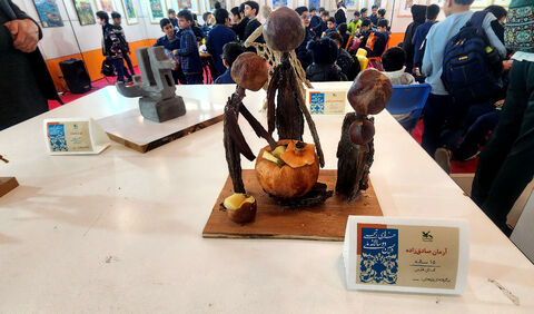 اردوی یک‌روزه کارشناسان و مربیان کانون قم با بازدید از دهمین دوسالانه هنرهای تجسمی و تماشای نمایش «آرزوی بزرگ»