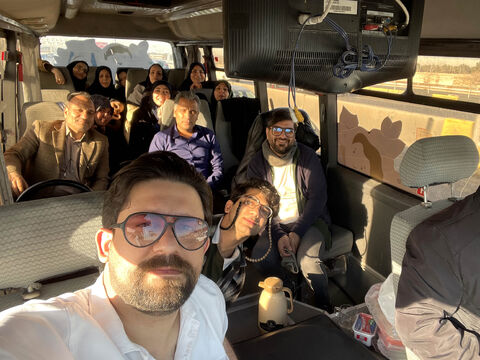 اردوی یک‌روزه کارشناسان و مربیان کانون قم با بازدید از دهمین دوسالانه هنرهای تجسمی و تماشای نمایش «آرزوی بزرگ»