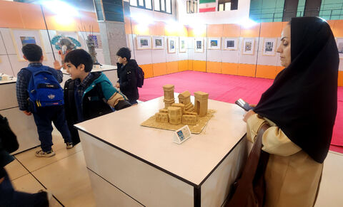 اردوی یک‌روزه کارشناسان و مربیان کانون قم با بازدید از دهمین دوسالانه هنرهای تجسمی و تماشای نمایش «آرزوی بزرگ»