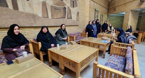 اردوی یک‌روزه کارشناسان و مربیان کانون قم با بازدید از دهمین دوسالانه هنرهای تجسمی و تماشای نمایش «آرزوی بزرگ»