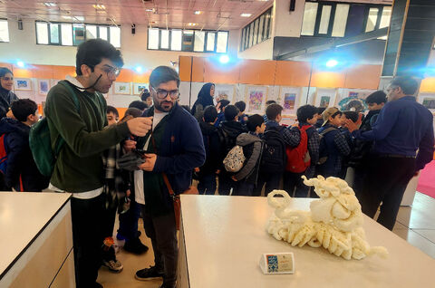 اردوی یک‌روزه کارشناسان و مربیان کانون قم با بازدید از دهمین دوسالانه هنرهای تجسمی و تماشای نمایش «آرزوی بزرگ»