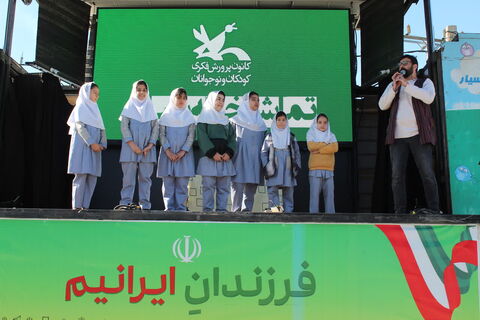 تماشاخانه سیار کانون پرورش فکری کودکان و نوجوانان با اجرای نمایش لاک پشت و خرگوش در مدرسه  امیرعشایری  نالوس