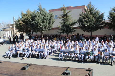 تماشاخانه سیار کانون پرورش فکری کودکان و نوجوانان با اجرای نمایش لاک پشت و خرگوش در مدرسه  امیرعشایری  نالوس