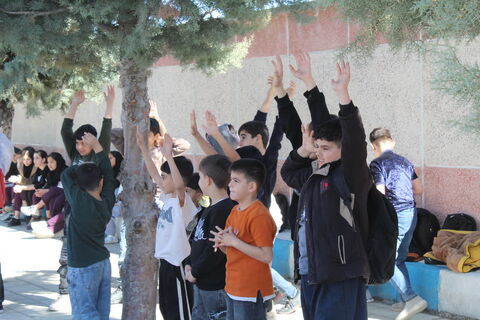 تماشاخانه سیار کانون پرورش فکری کودکان و نوجوانان با اجرای نمایش لاک پشت و خرگوش در مدرسه  امیرعشایری  نالوس