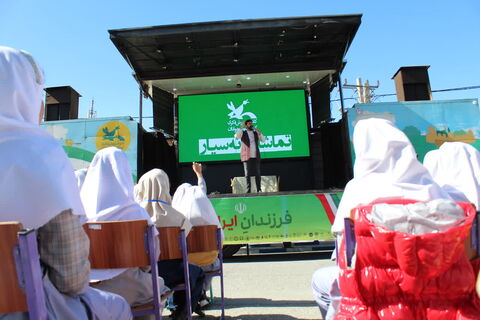 تماشاخانه سیار کانون پرورش فکری کودکان و نوجوانان با اجرای نمایش لاک پشت و خرگوش در مدرسه  امیرعشایری  نالوس