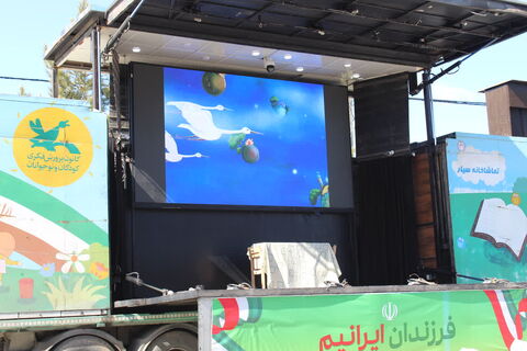 تماشاخانه سیار کانون پرورش فکری کودکان و نوجوانان با اجرای نمایش لاک پشت و خرگوش در مدرسه  امیرعشایری  نالوس