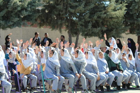 تماشاخانه سیار کانون پرورش فکری کودکان و نوجوانان با اجرای نمایش لاک پشت و خرگوش در مدرسه  امیرعشایری  نالوس