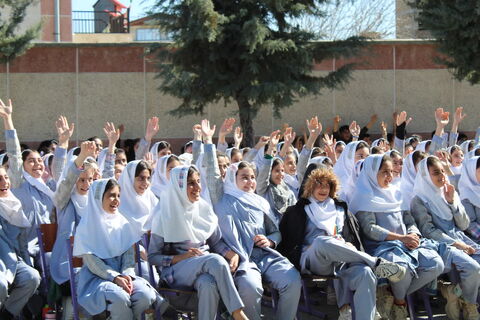 تماشاخانه سیار کانون پرورش فکری کودکان و نوجوانان با اجرای نمایش لاک پشت و خرگوش در مدرسه  امیرعشایری  نالوس