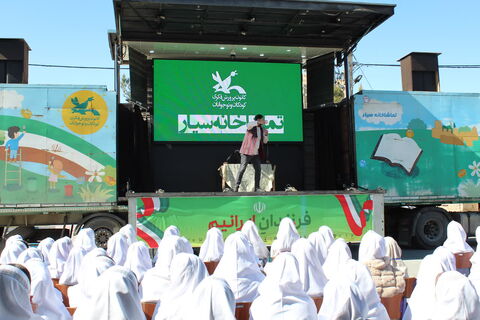 تماشاخانه سیار کانون پرورش فکری کودکان و نوجوانان با اجرای نمایش لاک پشت و خرگوش در مدرسه  امیرعشایری  نالوس