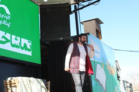 تماشاخانه سیار کانون پرورش فکری کودکان و نوجوانان با اجرای نمایش لاک پشت و خرگوش در مدرسه  امیرعشایری  نالوس