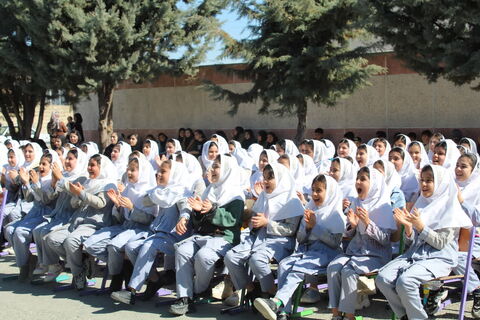 تماشاخانه سیار کانون پرورش فکری کودکان و نوجوانان با اجرای نمایش لاک پشت و خرگوش در مدرسه  امیرعشایری  نالوس