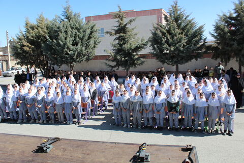 تماشاخانه سیار کانون پرورش فکری کودکان و نوجوانان با اجرای نمایش لاک پشت و خرگوش در مدرسه  امیرعشایری  نالوس