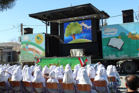 تماشاخانه سیار کانون پرورش فکری کودکان و نوجوانان با اجرای نمایش لاک پشت و خرگوش در مدرسه  امیرعشایری  نالوس