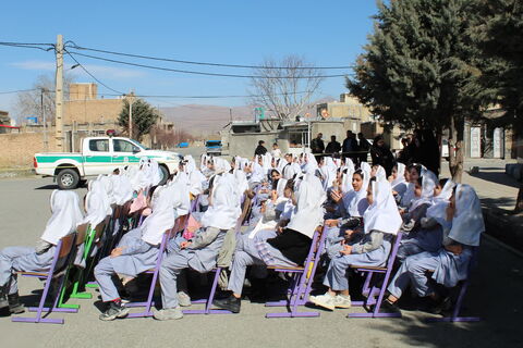 تماشاخانه سیار کانون پرورش فکری کودکان و نوجوانان با اجرای نمایش لاک پشت و خرگوش در مدرسه  امیرعشایری  نالوس