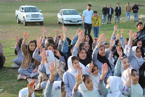 تماشاخانه سیار کانون پرورش فکری کودکان و نوجوانان با اجرای نمایش لاک پشت و خرگوش در منطقه صوفیان