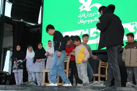 تماشاخانه سیار کانون پرورش فکری کودکان و نوجوانان با اجرای نمایش لاک پشت و خرگوش در منطقه صوفیان