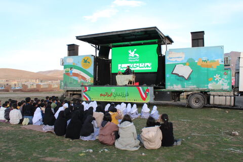 تماشاخانه سیار کانون پرورش فکری کودکان و نوجوانان با اجرای نمایش لاک پشت و خرگوش در منطقه صوفیان