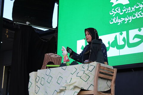 تماشاخانه سیار کانون پرورش فکری کودکان و نوجوانان با اجرای نمایش لاک پشت و خرگوش در منطقه صوفیان