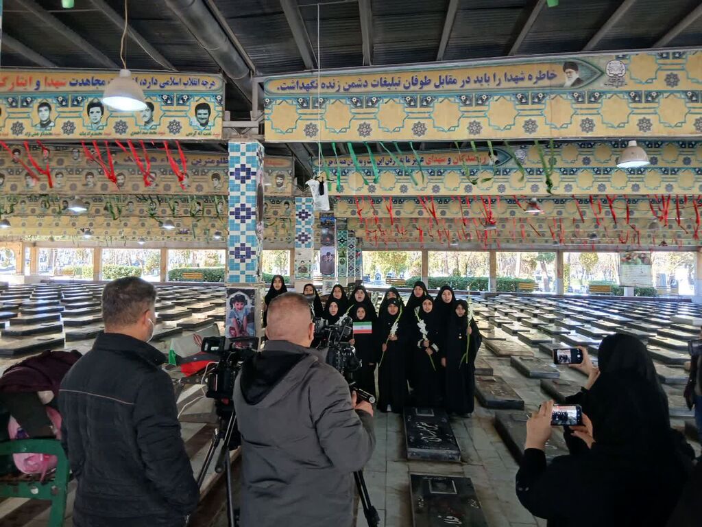 ادای احترام اعضای مرکز شماره ۱۲ کانون کرمانشاه بر مزار «ملینا اسدی»