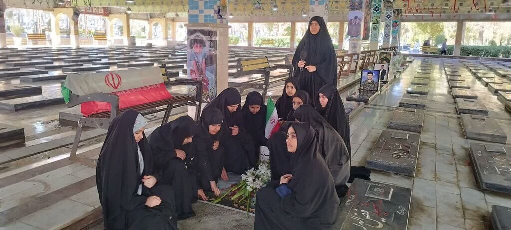 ادای احترام اعضای مرکز شماره ۱۲ کانون کرمانشاه بر مزار «ملینا اسدی»