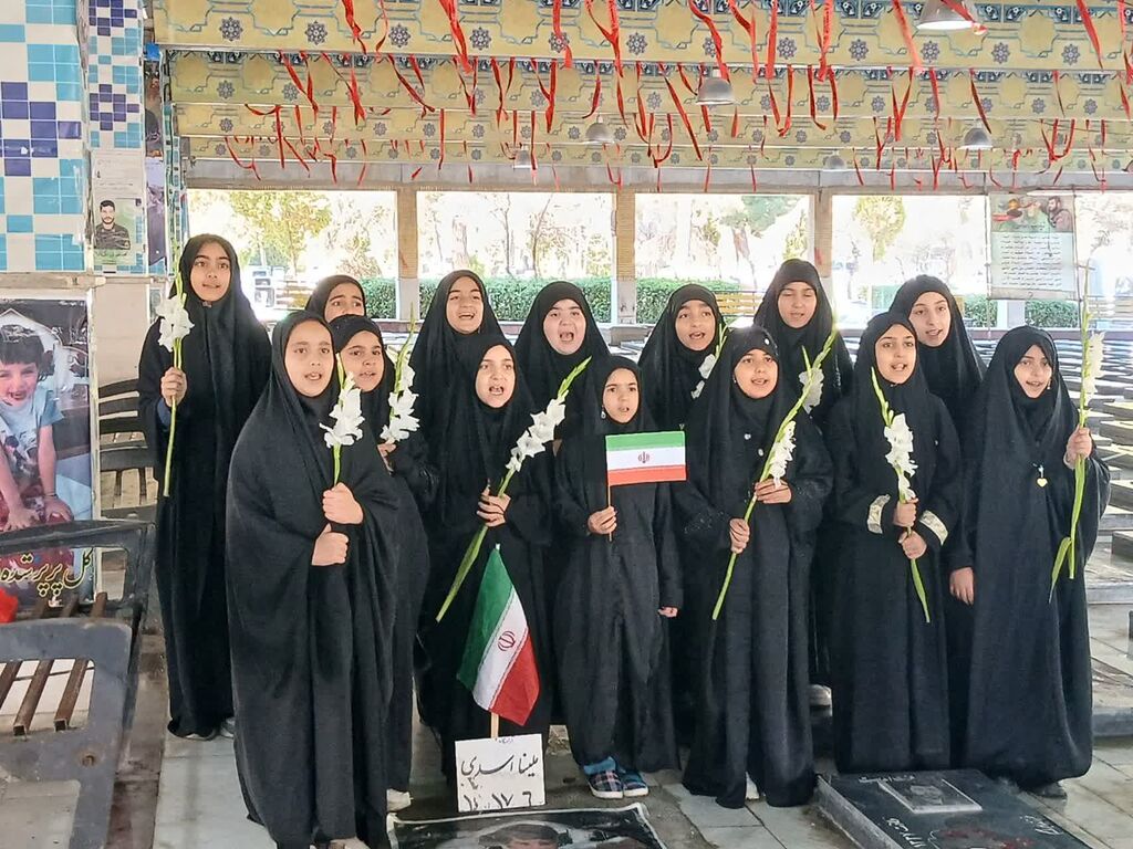 ادای احترام اعضای مرکز شماره ۱۲ کانون کرمانشاه بر مزار «ملینا اسدی»