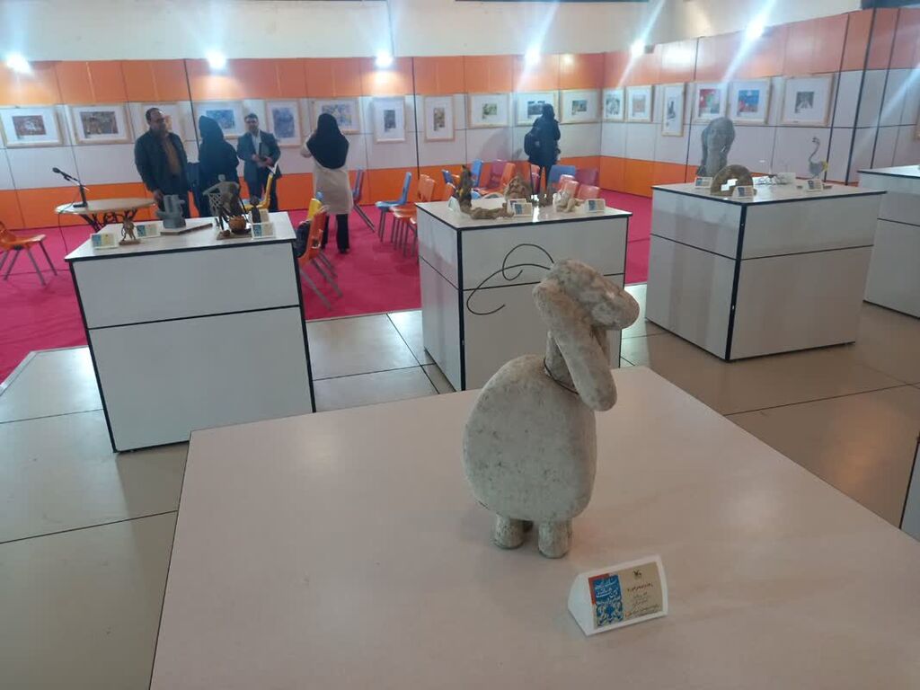 بازدید کارکنان کانون استان مرکزی از نمایشگاه آثار دهمین دو سالانه هنرهای تجسمی