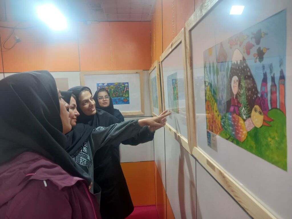 بازدید کارکنان کانون استان مرکزی از نمایشگاه آثار دهمین دو سالانه هنرهای تجسمی