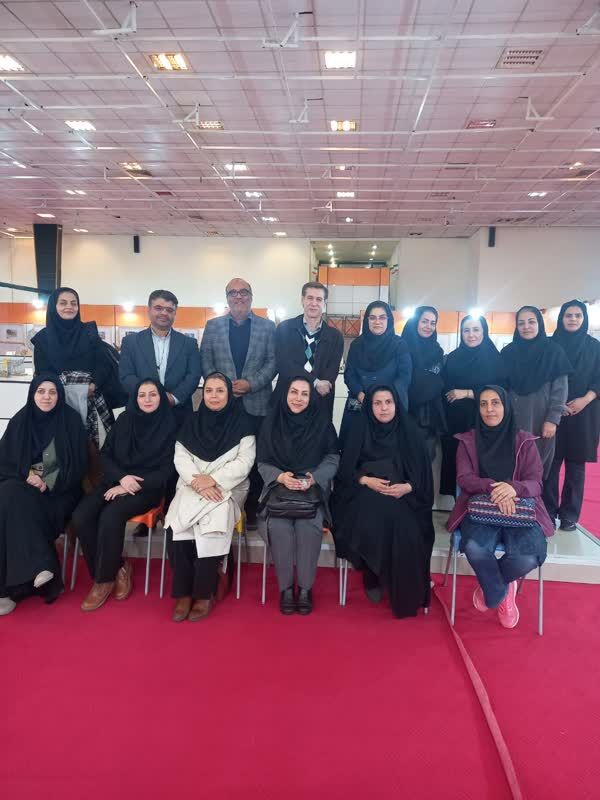 بازدید کارکنان کانون استان مرکزی از نمایشگاه آثار دهمین دو سالانه هنرهای تجسمی