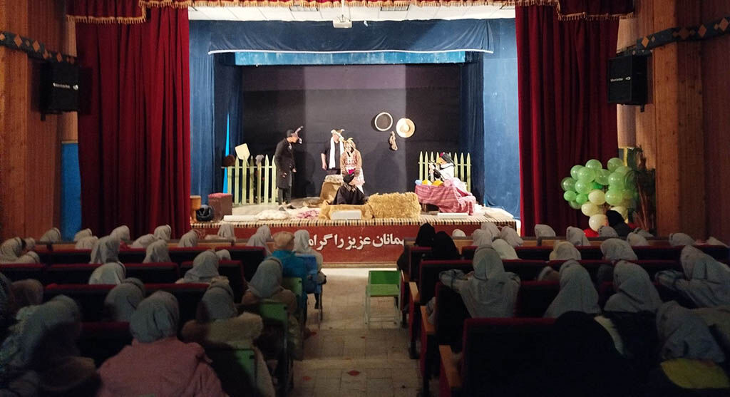 نمایش «وقتی خروس می‌خونه» در کانون اردبیل روی صحنه می‌رود