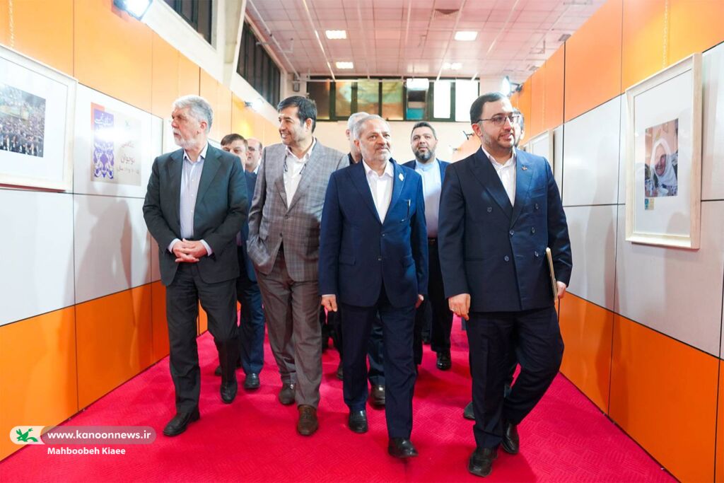 بازدید چهار وزیر از نمایشگاه دهمین دو سالانه هنرهای تجسمی کانون بازدید چهار وزیر از دهمین دوسالانه ملی هنرهای تجسمی کانون