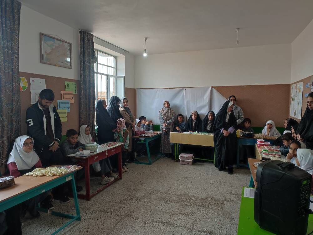 بازارچه فرهنگی و دیدار مسئولان در دبستان یاسر مهدی‌آباد میامی