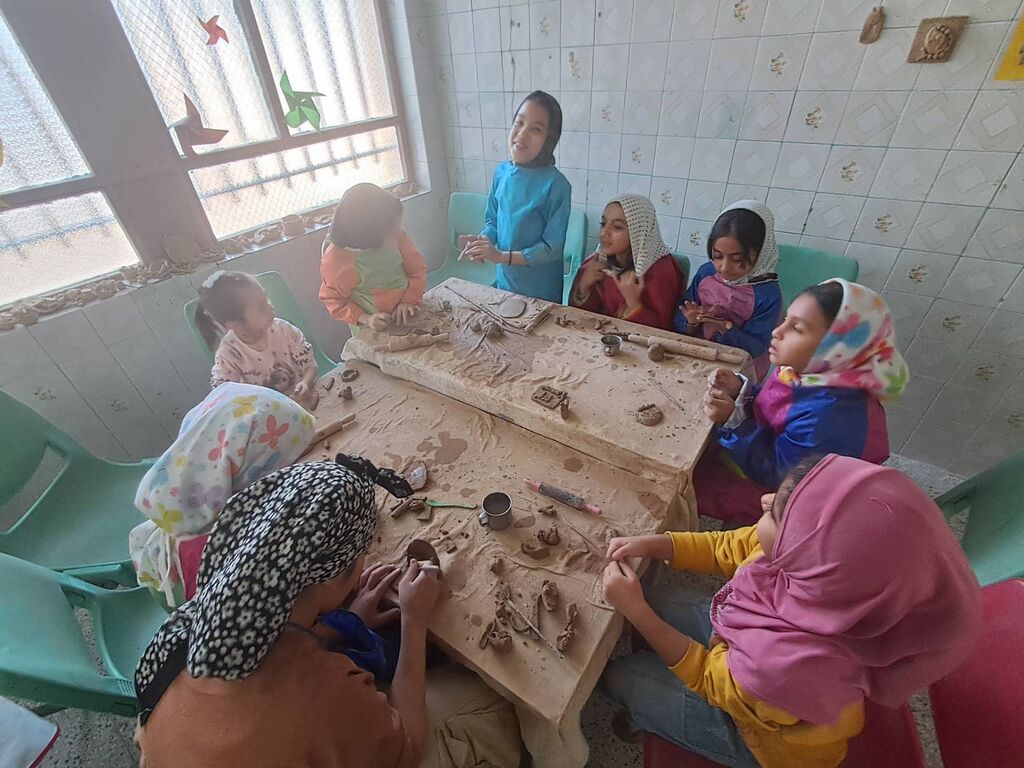 قصه گویی محلی و سفالگری با اعضای کانون در بیارجمند