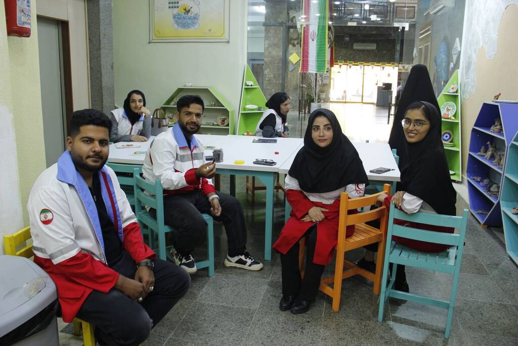 بازدید جوانان داوطلب هلال احمر هرمزگان از مرکز علوم و فناوری های نوین ایران قطب هرمزگان