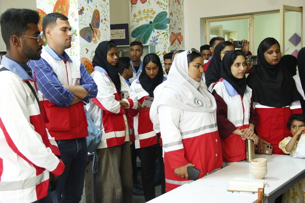 بازدید جوانان داوطلب هلال احمر هرمزگان از مرکز علوم و فناوری های نوین ایران قطب هرمزگان