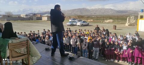 تماشاخانه سیار کانون پرورش فکری کودکان و نوجوانان با اجرای نمایش «لاک پشت و خرگوش» در شهر لاجان، شین آباد و کوپر پیرانشهر