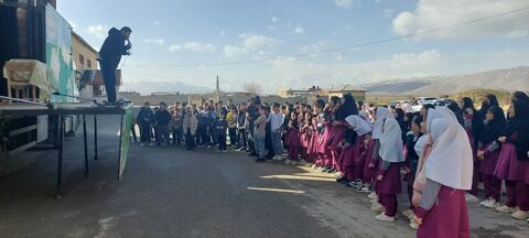 تماشاخانه سیار کانون پرورش فکری کودکان و نوجوانان با اجرای نمایش «لاک پشت و خرگوش» در شهر لاجان، شین آباد و کوپر پیرانشهر