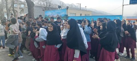 تماشاخانه سیار کانون پرورش فکری کودکان و نوجوانان با اجرای نمایش «لاک پشت و خرگوش» در شهر لاجان، شین آباد و کوپر پیرانشهر