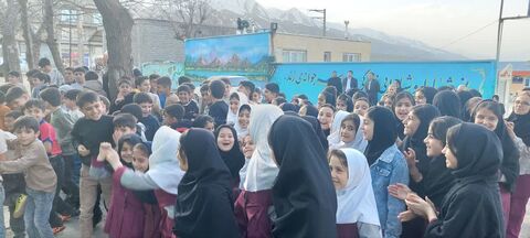 تماشاخانه سیار کانون پرورش فکری کودکان و نوجوانان با اجرای نمایش «لاک پشت و خرگوش» در شهر لاجان، شین آباد و کوپر پیرانشهر