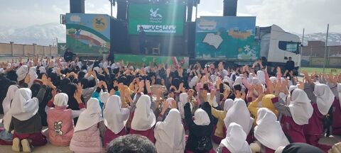 تماشاخانه سیار کانون پرورش فکری کودکان و نوجوانان با اجرای نمایش «لاک پشت و خرگوش» در شهر لاجان، شین آباد و کوپر پیرانشهر