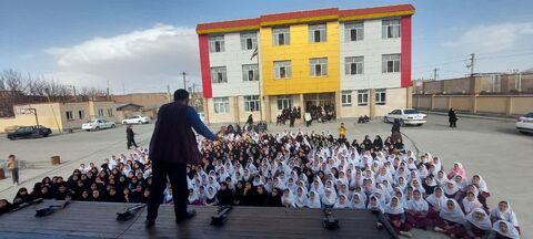 تماشاخانه سیار کانون پرورش فکری کودکان و نوجوانان با اجرای نمایش «لاک پشت و خرگوش» در شهر لاجان، شین آباد و کوپر پیرانشهر