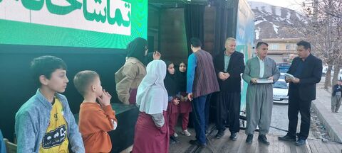 تماشاخانه سیار کانون پرورش فکری کودکان و نوجوانان با اجرای نمایش «لاک پشت و خرگوش» در شهر لاجان، شین آباد و کوپر پیرانشهر