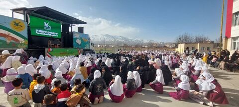 تماشاخانه سیار کانون پرورش فکری کودکان و نوجوانان با اجرای نمایش «لاک پشت و خرگوش» در شهر لاجان، شین آباد و کوپر پیرانشهر