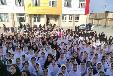 تماشاخانه سیار کانون پرورش فکری کودکان و نوجوانان با اجرای نمایش «لاک پشت و خرگوش» در شهر لاجان، شین آباد و کوپر پیرانشهر