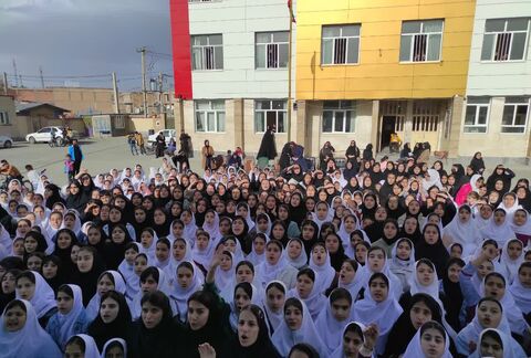 تماشاخانه سیار کانون پرورش فکری کودکان و نوجوانان با اجرای نمایش «لاک پشت و خرگوش» در شهر لاجان، شین آباد و کوپر پیرانشهر